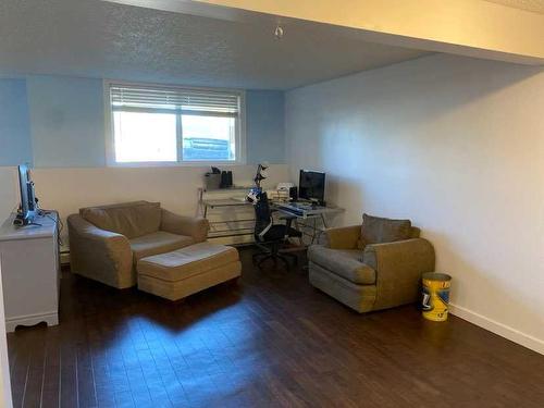 109B-295 Columbia Boulevard West, Lethbridge, AB - Indoor Photo Showing Living Room