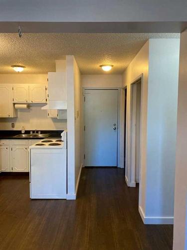 109B-295 Columbia Boulevard West, Lethbridge, AB - Indoor Photo Showing Kitchen