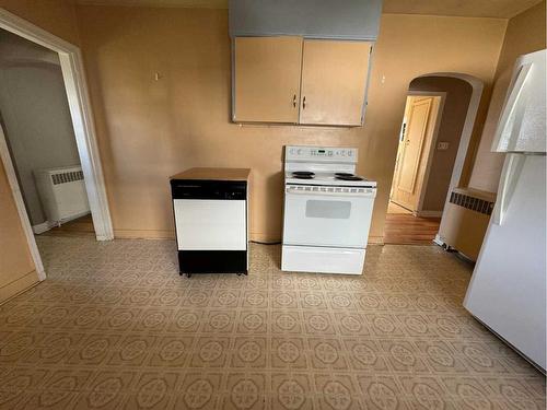 241 1 Street West, Cardston, AB - Indoor Photo Showing Kitchen