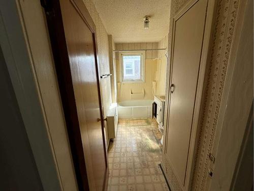 241 1 Street West, Cardston, AB - Indoor Photo Showing Other Room