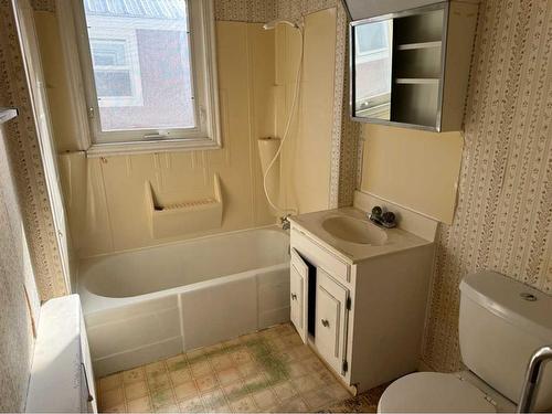 241 1 Street West, Cardston, AB - Indoor Photo Showing Bathroom