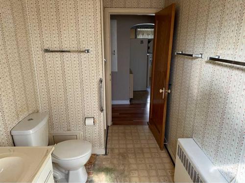 241 1 Street West, Cardston, AB - Indoor Photo Showing Bathroom