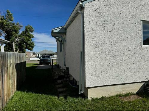 241 1 Street West, Cardston, AB - Outdoor