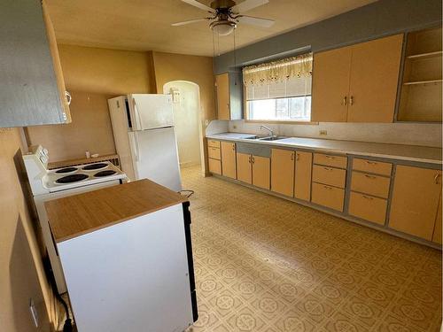 241 1 Street West, Cardston, AB - Indoor Photo Showing Kitchen With Double Sink