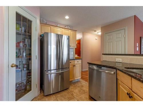 16 Rivercrest Court West, Lethbridge, AB - Indoor Photo Showing Kitchen