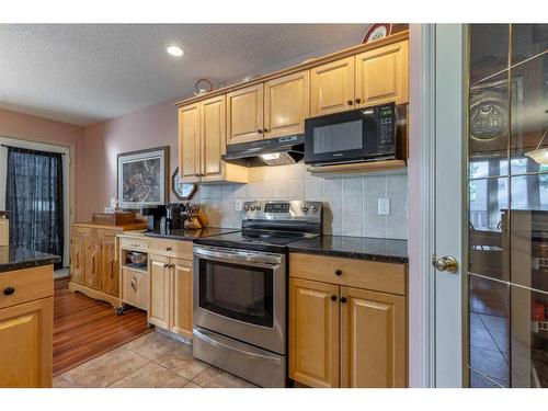 16 Rivercrest Court West, Lethbridge, AB - Indoor Photo Showing Kitchen