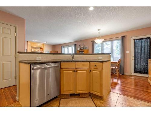 16 Rivercrest Court West, Lethbridge, AB - Indoor Photo Showing Kitchen