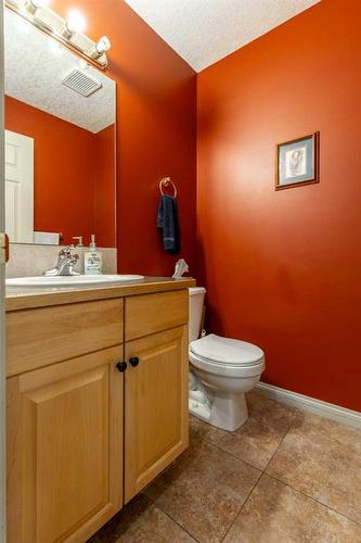 16 Rivercrest Court West, Lethbridge, AB - Indoor Photo Showing Bathroom