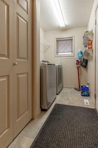 16 Rivercrest Court West, Lethbridge, AB - Indoor Photo Showing Laundry Room