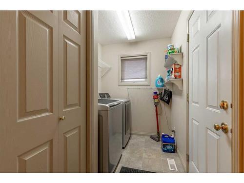 16 Rivercrest Court West, Lethbridge, AB - Indoor Photo Showing Laundry Room