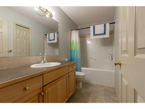 16 Rivercrest Court West, Lethbridge, AB - Indoor Photo Showing Bathroom