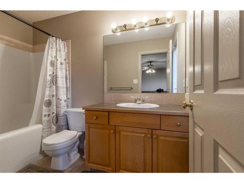 16 Rivercrest Court West, Lethbridge, AB - Indoor Photo Showing Bathroom