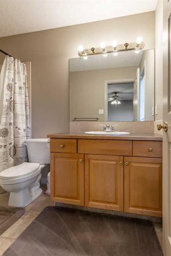 16 Rivercrest Court West, Lethbridge, AB - Indoor Photo Showing Bathroom