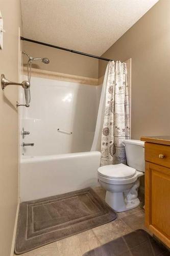 16 Rivercrest Court West, Lethbridge, AB - Indoor Photo Showing Bathroom