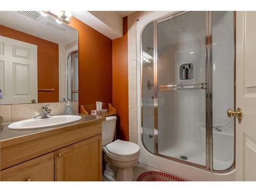 16 Rivercrest Court West, Lethbridge, AB - Indoor Photo Showing Bathroom