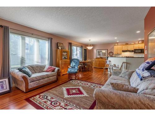 16 Rivercrest Court West, Lethbridge, AB - Indoor Photo Showing Living Room