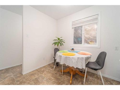 1407 Lakemount Boulevard South, Lethbridge, AB - Indoor Photo Showing Dining Room