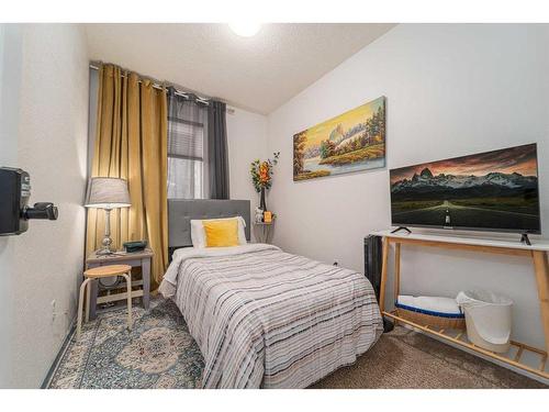 1407 Lakemount Boulevard South, Lethbridge, AB - Indoor Photo Showing Bedroom