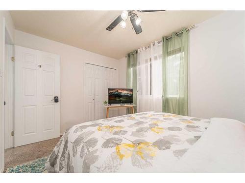 1407 Lakemount Boulevard South, Lethbridge, AB - Indoor Photo Showing Bedroom