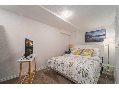 1407 Lakemount Boulevard South, Lethbridge, AB - Indoor Photo Showing Bedroom