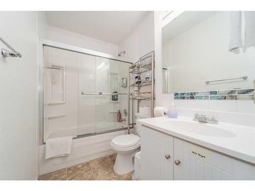 1407 Lakemount Boulevard South, Lethbridge, AB - Indoor Photo Showing Bathroom