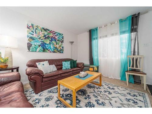 1407 Lakemount Boulevard South, Lethbridge, AB - Indoor Photo Showing Living Room