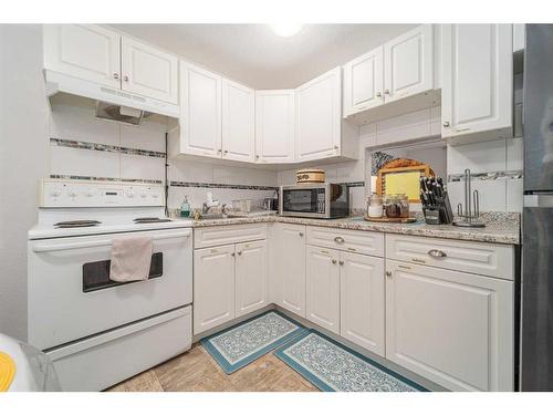 1407 Lakemount Boulevard South, Lethbridge, AB - Indoor Photo Showing Kitchen