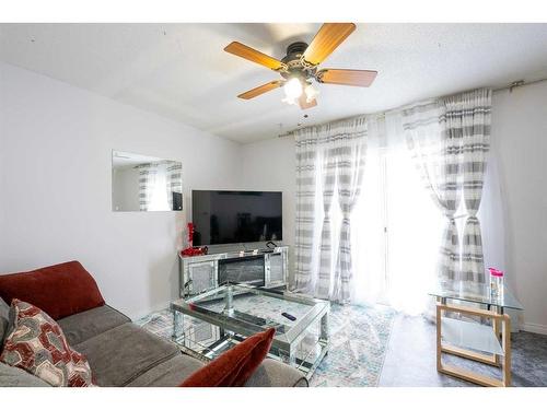 3-2302 23 Street North, Lethbridge, AB - Indoor Photo Showing Living Room