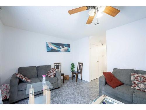 3-2302 23 Street North, Lethbridge, AB - Indoor Photo Showing Living Room