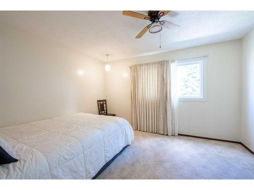 3-2302 23 Street North, Lethbridge, AB - Indoor Photo Showing Bedroom