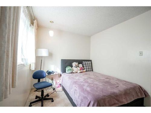 3-2302 23 Street North, Lethbridge, AB - Indoor Photo Showing Bedroom