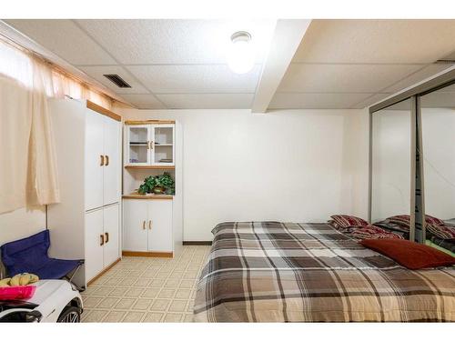 3-2302 23 Street North, Lethbridge, AB - Indoor Photo Showing Bedroom