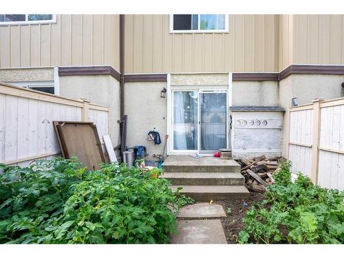 3-2302 23 Street North, Lethbridge, AB - Outdoor