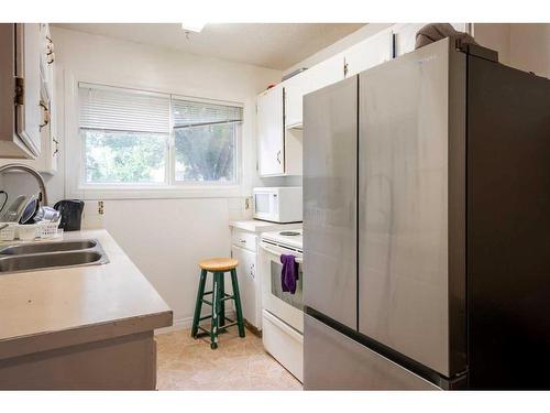 3-2302 23 Street North, Lethbridge, AB - Indoor Photo Showing Kitchen With Double Sink