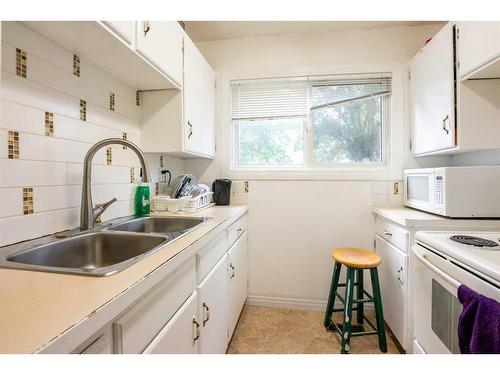 3-2302 23 Street North, Lethbridge, AB - Indoor Photo Showing Kitchen With Double Sink