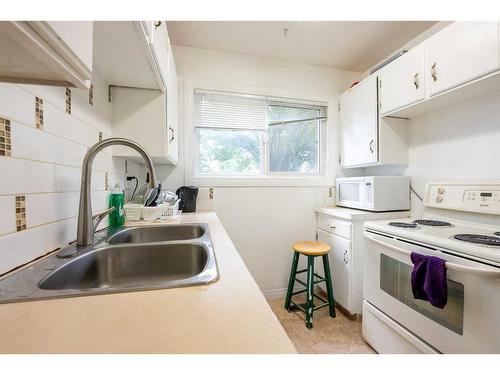 3-2302 23 Street North, Lethbridge, AB - Indoor Photo Showing Kitchen With Double Sink