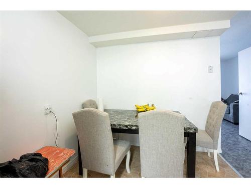 3-2302 23 Street North, Lethbridge, AB - Indoor Photo Showing Dining Room