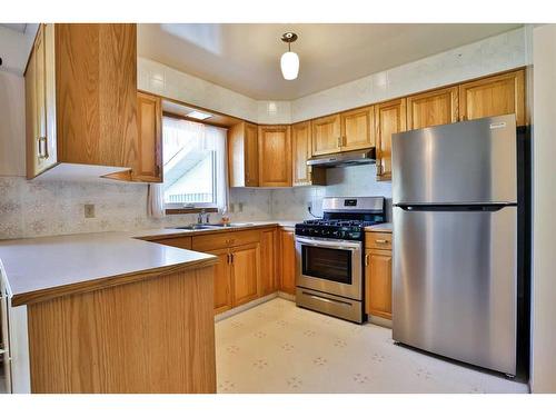 551 16 Street, Fort Macleod, AB - Indoor Photo Showing Kitchen With Double Sink