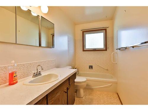 551 16 Street, Fort Macleod, AB - Indoor Photo Showing Bathroom