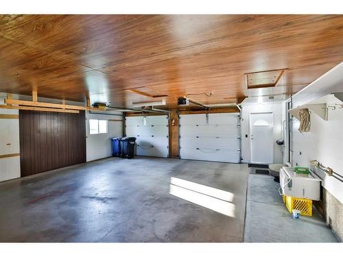 551 16 Street, Fort Macleod, AB - Indoor Photo Showing Garage