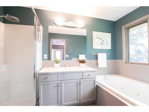 103 Canyon Terrace West, Lethbridge, AB - Indoor Photo Showing Bathroom