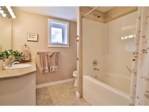 360 E 1 Avenue South, Magrath, AB - Indoor Photo Showing Bathroom