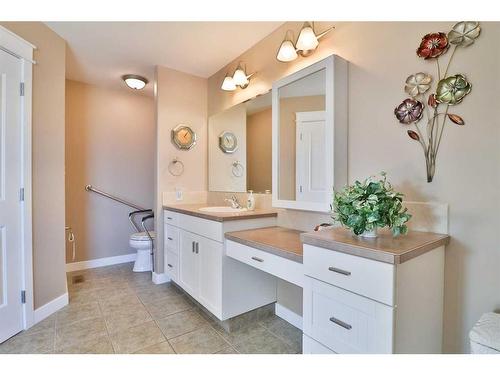 360 E 1 Avenue South, Magrath, AB - Indoor Photo Showing Bathroom