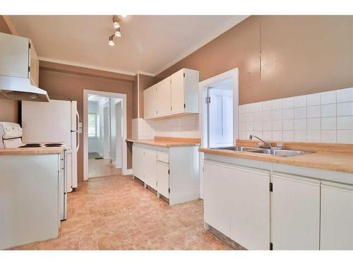 640 7 Street South, Lethbridge, AB - Indoor Photo Showing Kitchen With Double Sink