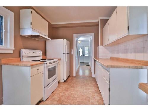 640 7 Street South, Lethbridge, AB - Indoor Photo Showing Kitchen