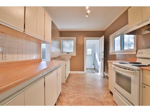 640 7 Street South, Lethbridge, AB - Indoor Photo Showing Kitchen