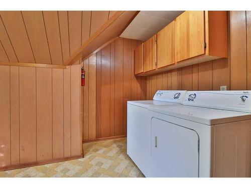 640 7 Street South, Lethbridge, AB - Indoor Photo Showing Laundry Room