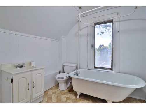 640 7 Street South, Lethbridge, AB - Indoor Photo Showing Bathroom