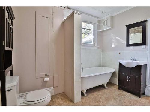 640 7 Street South, Lethbridge, AB - Indoor Photo Showing Bathroom