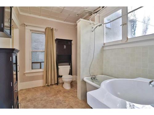 640 7 Street South, Lethbridge, AB - Indoor Photo Showing Bathroom